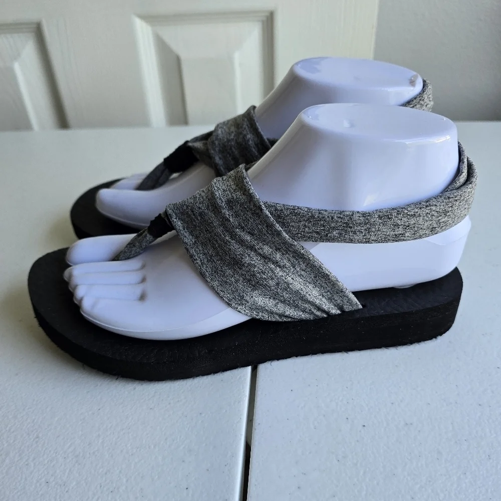 Skechers Yoga Foam Comfort Sandals Gray & Black Fabric Straps No size